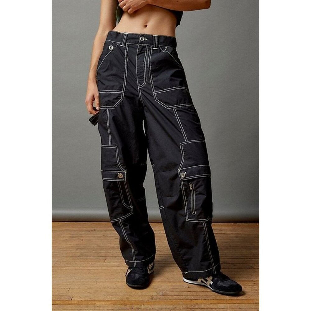 BDG rih Womens Black Street Cargo Pants Sz 2 XS Pockets Relax Taper Leg 7775